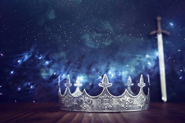 Kılıcın yanında güzel bir kraliçe ya da kral tacı. fantezi ortaçağ dönemi. Seçici odak