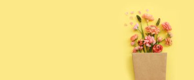 Sarı arkaplan üzerindeki pembe çiçeklerin üst görünümü