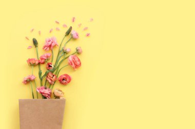 Sarı arkaplan üzerindeki pembe çiçeklerin üst görünümü