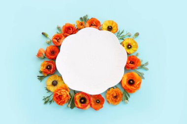 Klasik beyaz tabak ve bahar çiçeklerinin doğa manzarası. Düz yatıyordu