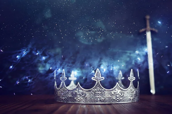 Kılıcın yanında güzel bir kraliçe ya da kral tacı. fantezi ortaçağ dönemi. Seçici odak