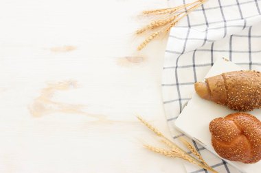 Ekmek ve çörekler ahşap beyaz arka planda.