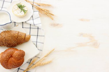 Ekmek ve çörekler ahşap beyaz arka planda.