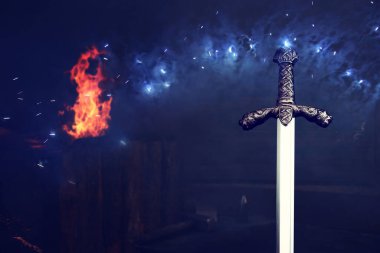 Şövalye kılıcının karanlık demirci atölyesinde çekilmiş fotoğrafı. Ortaçağ konsepti