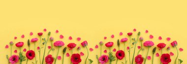 Sarı arkaplan üzerindeki pembe çiçeklerin üst görünümü