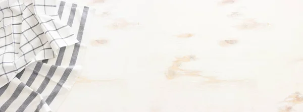 白い木の背景を持つヴィンテージテーブルクロスのトップビュー — ストック写真