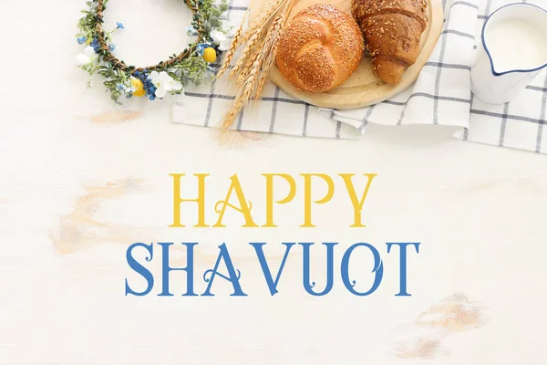 Süt Ürünlerinin Beyaz Ahşap Zemin Üzerindeki Iyi Görüntüsü Yahudi Bayramının — Stok fotoğraf