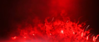 soyut siyah, kırmızı ve altın parıltılı arka plan havai fişeklerle