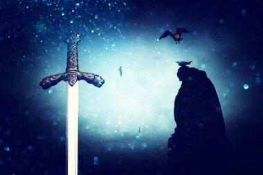 Karanlık arka planda şövalye kılıcının fotoğrafı. Ortaçağ konsepti