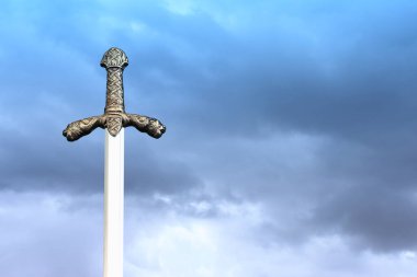 Gökyüzünde şövalye kılıcı resmi. Ortaçağ konsepti