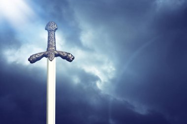 Fırtınalı gökyüzünde şövalye kılıcı resmi. Ortaçağ konsepti