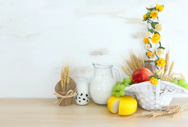 Foto Meieriprodukter Trebord Symboler Jødisk Høytid Shavuot – stockfoto