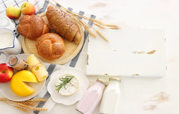 Bovenaanzicht Foto Van Zuivelproducten Witte Houten Ondergrond Symbolen Van Joodse — Stockfoto