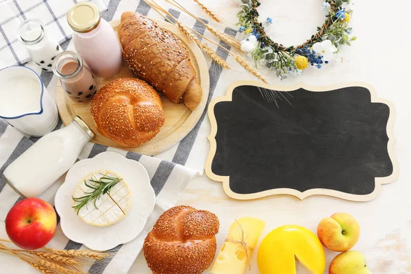 Oversiktsfoto Meieriprodukter Med Hvit Trebakgrunn Symboler Jødisk Høytid Shavuot – stockfoto