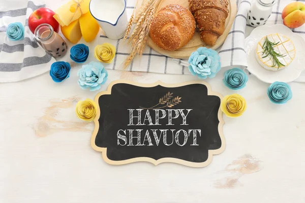 Süt Ürünlerinin Beyaz Ahşap Zemin Üzerindeki Iyi Görüntüsü Yahudi Bayramının — Stok fotoğraf