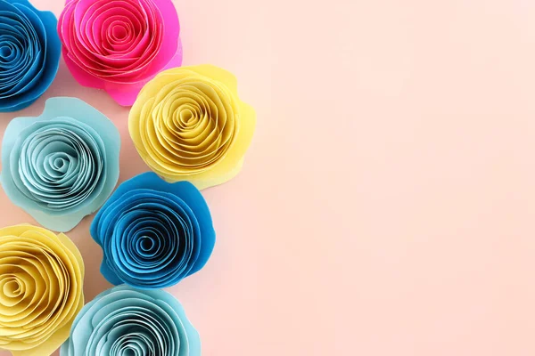 Imagem Vista Superior Composição Flores Papel Colorido Sobre Fundo Rosa — Fotografia de Stock
