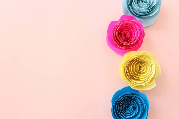 Ovanifrån Bild Färgglada Papper Blommor Sammansättning Över Pastell Rosa Bakgrund — Stockfoto
