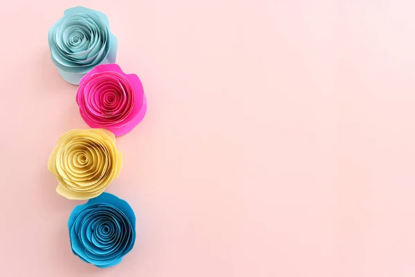 Ovanifrån Bild Färgglada Papper Blommor Sammansättning Över Pastell Rosa Bakgrund — Stockfoto