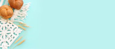 Ekmek üzerine mavi pastel arkaplan.