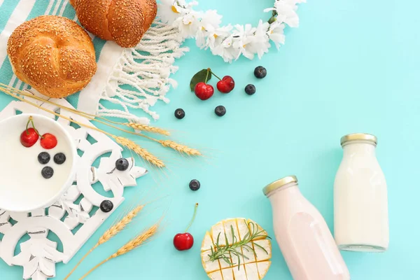 パステルブルーの背景の上から乳製品や果物の写真をご覧ください ユダヤ教の祝日のシンボル Shavuot — ストック写真