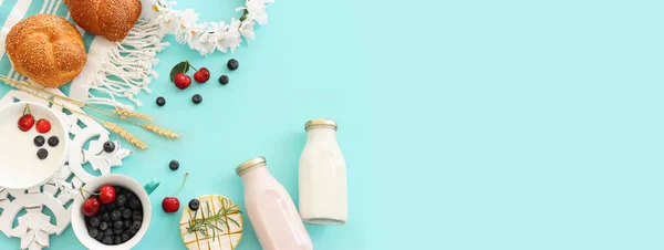 Foto Von Oben Mit Milchprodukten Und Früchten Vor Pastellblauem Hintergrund — Stockfoto