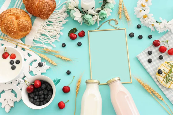 Foto Von Oben Mit Milchprodukten Und Früchten Vor Pastellblauem Hintergrund — Stockfoto