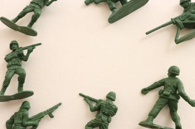 Pastel arka planda oyuncak askerlerin görüntüsü