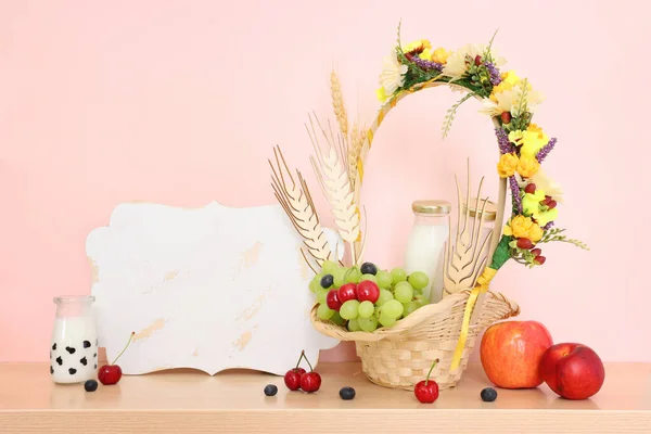 Foto Mejeriprodukter Över Träbord Symboler För Judisk Semester Shavuot — Stockfoto