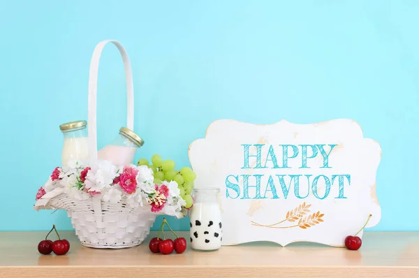 Mandıra Ürünlerinin Resmi Ahşap Masanın Üzerinde Yahudi Bayramının Sembolleri Shavuot — Stok fotoğraf