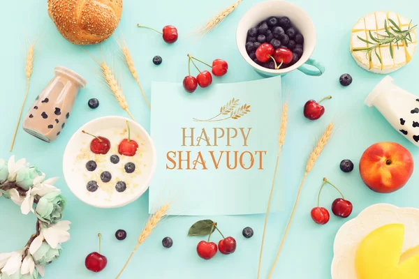 Süt Ürünleri Meyvelerin Mavi Arka Planda Üstteki Görüntüsü Yahudi Bayramının — Stok fotoğraf