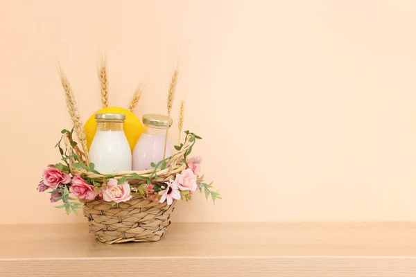 Foto Von Milchprodukten Über Einem Holztisch Symbole Des Jüdischen Feiertags — Stockfoto