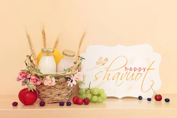 Mandıra Ürünlerinin Resmi Ahşap Masanın Üzerinde Yahudi Bayramının Sembolleri Shavuot — Stok fotoğraf