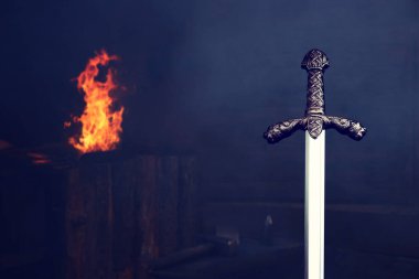 Şövalye kılıcının karanlık demirci atölyesinde çekilmiş fotoğrafı. Ortaçağ konsepti