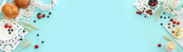 Вид Сверху Фото Молочных Продуктов Фруктов Пастельно Голубом Фоне Символы — стоковое фото