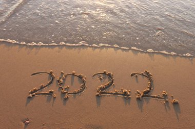 Yaz 2022, deniz kumlarında yazılıdır. Sıcak gün batımı, tatil ve keyif