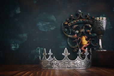 Güzel bir kraliçe ya da kral tacının ve eski bir kitabın gösterişsiz görüntüsü. fantezi ortaçağ dönemi