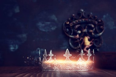 Güzel kraliçe ya da kral tacının gösterişsiz görüntüsü. fantezi ortaçağ dönemi