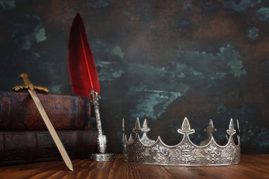 Kılıcın yanında güzel bir kraliçe ya da kral tacı. fantezi ortaçağ dönemi. Seçici odak