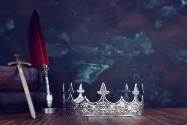 Kılıcın yanında güzel bir kraliçe ya da kral tacı. fantezi ortaçağ dönemi. Seçici odak