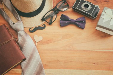 Babalar Günü ve seyahat konsepti fötr şapkalı ve kravatlı ahşap arka planda. Üst görünüm, düz uzanma