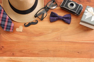 Babalar Günü ve seyahat konsepti fötr şapkalı ve kravatlı ahşap arka planda. Üst görünüm, düz uzanma