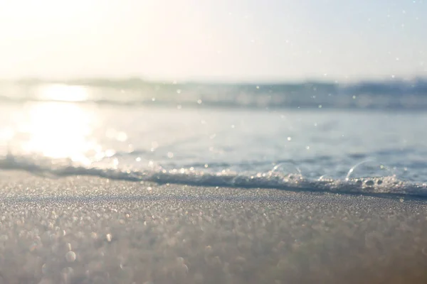 Mořské Vlny Teplé Západ Slunce Světlo Klidné Relaxační Písečné Pláže — Stock fotografie