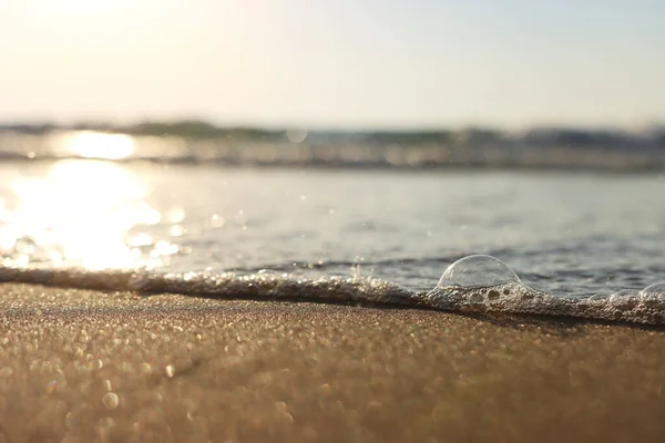 Tengeri Hullámok Meleg Naplemente Fény Nyugodt Pihentető Homokos Strand — Stock Fotó