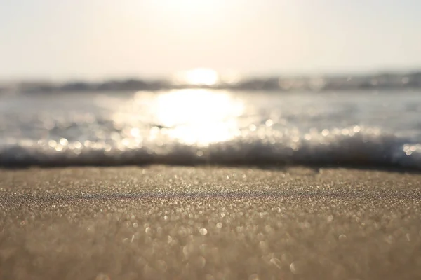 Meereswellen Und Warmes Sonnenuntergangslicht Ruhiger Und Entspannender Sandstrand — Stockfoto