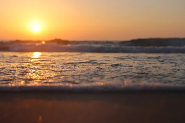 海浪和温暖的夕阳西下 平静而悠闲的沙滩 — 图库照片