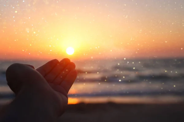 Руки Держащие Солнце Вечером Морской Фон Концепция Летнего Отпуска — стоковое фото