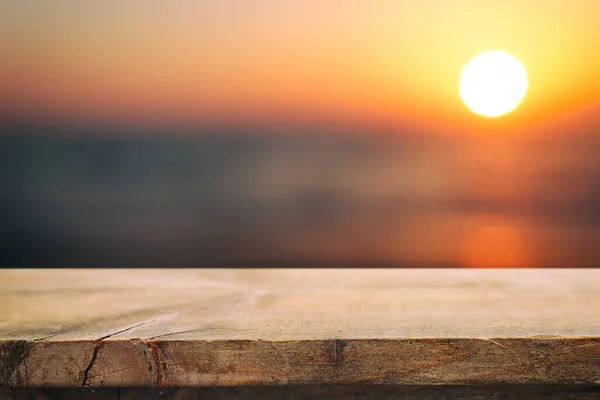 Houten Tafel Wazig Zonsondergang Achtergrond Zomer Vakantie — Stockfoto