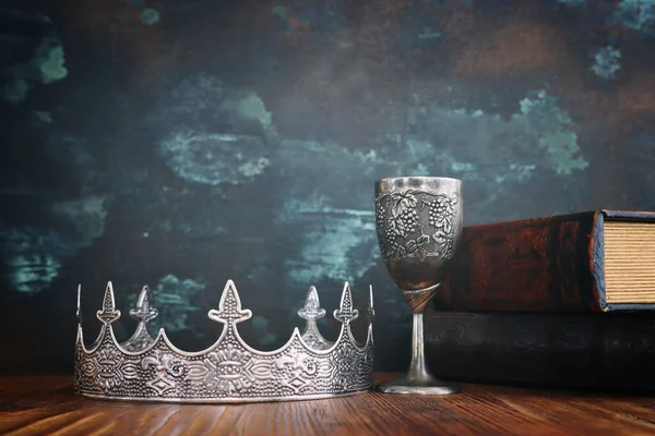 Низьке Ключове Зображення Красивої Королеви Або Королівської Корони Старої Книги — стокове фото
