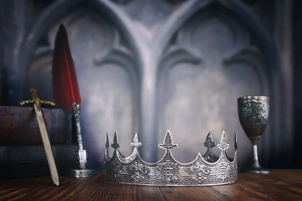 Низкий Ключевой Образ Красивой Королевы Короны Короля Рядом Мечом Средневековый — стоковое фото