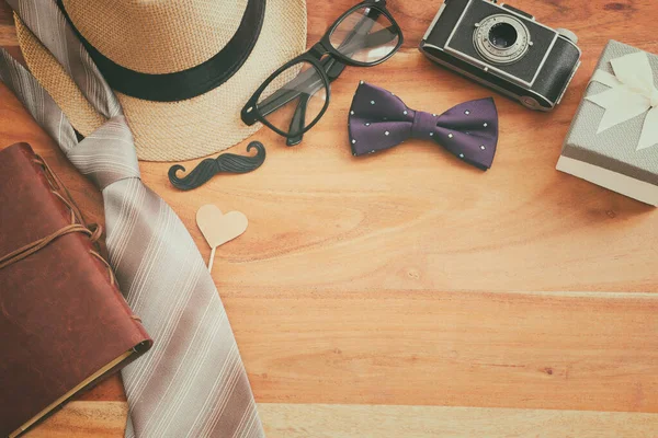 Babalar Günü ve seyahat konsepti fötr şapkalı ve kravatlı ahşap arka planda. Üst görünüm, düz uzanma